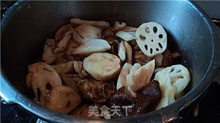 花生莲藕焖猪手的做法步骤：2