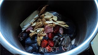 花旗参淮山竹丝鸡汤的做法步骤：2