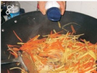 胡萝卜丝炒土豆丝的做法步骤：2