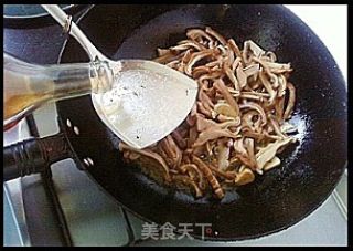 木耳爆炒牛肚的做法步骤：2