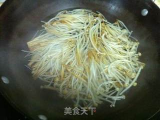 金针菇肥牛煲的做法步骤：2