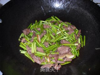 蒜苔爆鸡心的做法步骤：2
