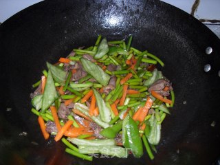 蒜苔爆鸡心的做法步骤：2
