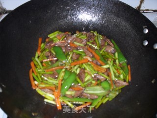 蒜苔爆鸡心的做法步骤：2