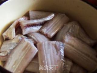 香酥炸带鱼的做法步骤：4