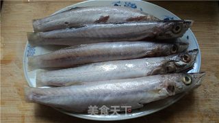 紫苏煎海底腊肠鱼的做法步骤：2