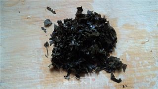 紫苏煎海底腊肠鱼的做法步骤：2