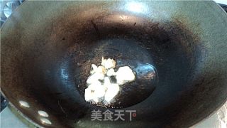 紫苏煎海底腊肠鱼的做法步骤：2