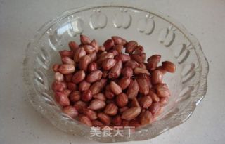 枸杞花生煲鸡脚的做法步骤：2