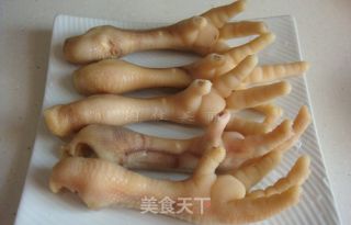 枸杞花生煲鸡脚的做法步骤：2