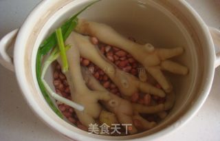 枸杞花生煲鸡脚的做法步骤：2