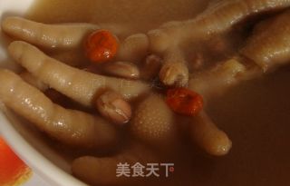 枸杞花生煲鸡脚的做法步骤：2