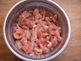 青椒肉丝的做法步骤：2