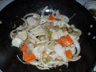 肉片炒年糕的做法步骤：2