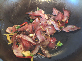 花菜炒腊肉的做法步骤：2