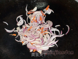 洋葱鸡丝炒日本豆腐的做法步骤：2