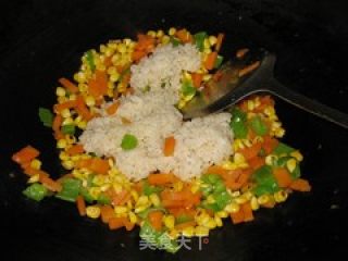五彩炒饭的做法步骤：2