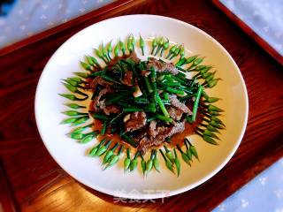 韭菜花炒牛肉的做法