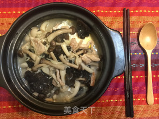 蟹味菇肉丝面的做法