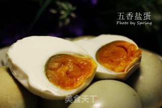 翻沙流油的五香盐蛋（咸鸭蛋）的做法