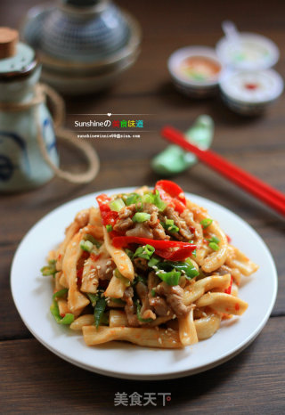 圆滚滚的面条--双椒肉丝空心面的做法