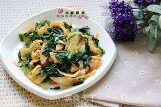 韭菜鸡蛋炒脆饼的做法