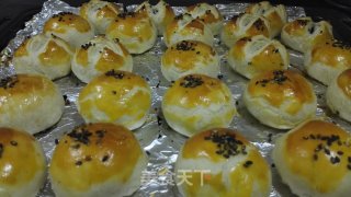 酥皮点心，一直很喜欢，无论外观还是口感，只是热量高还是少吃做好了送人，嘻嘻省的自己吃了长肉的做法