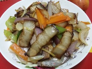洋葱炒熏肉的做法