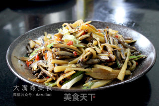 下饭神器酸笋炒小鱼干的做法
