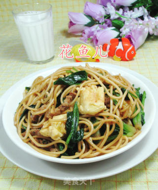 猪肉鸡蛋菠菜炒面的做法