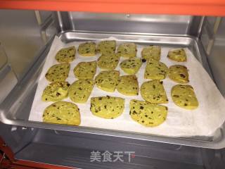 抹茶葡萄桃仁饼干的做法