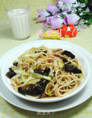 黑木耳猪肉韭菜芽炒面的做法