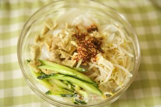 一个面团变身一碗凉皮，你在家也能做！的做法