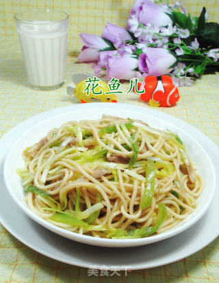 尖椒猪肉韭菜芽炒面的做法
