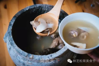 最正宗的墨脱石锅 松茸炖鸡的做法