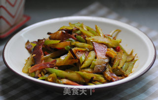 芹菜炒腊肉的做法