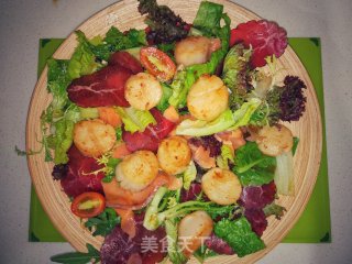 烟熏三文鱼与烟熏牛肉伴沙拉，配香煎帆立贝的做法