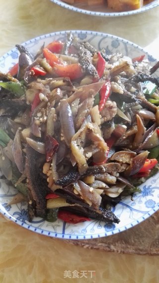 茄丝炒鳅干的做法