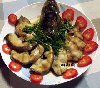 肉肉厨教您清蒸鲈鱼如何才能做到鱼肉味鲜嫩滑？的做法