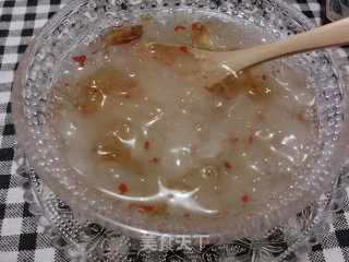 桂花银耳桃胶甜汤的做法