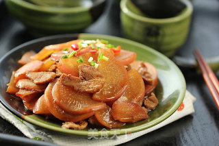 红萝卜炒鸭脯肉的做法