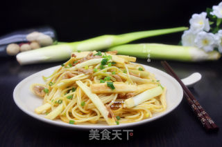 茭白炒意面的做法