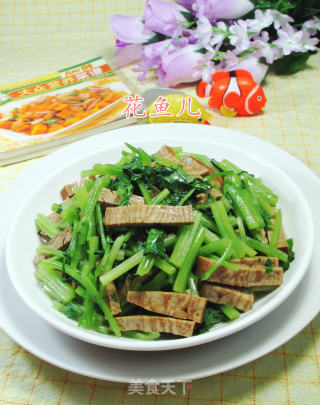 香糕炒芹菜的做法