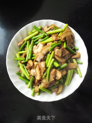 口蘑蒜苔炒肉的做法