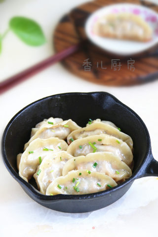 黑木耳鲜肉锅贴的做法