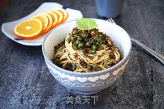 【橄榄菜肉末四季豆拌面】的做法