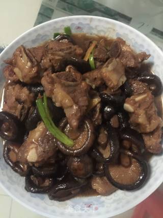 冬菇焖排骨的做法