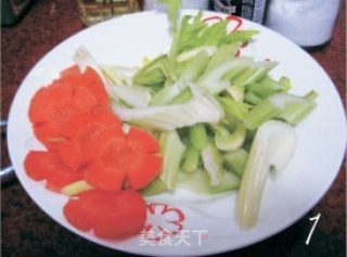 胡萝卜炒西芹的做法步骤：2