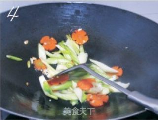 胡萝卜炒西芹的做法步骤：2