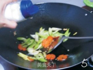 胡萝卜炒西芹的做法步骤：2